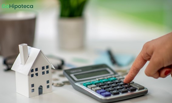 Alguien que calcula con calculadora el precio de su vivienda
