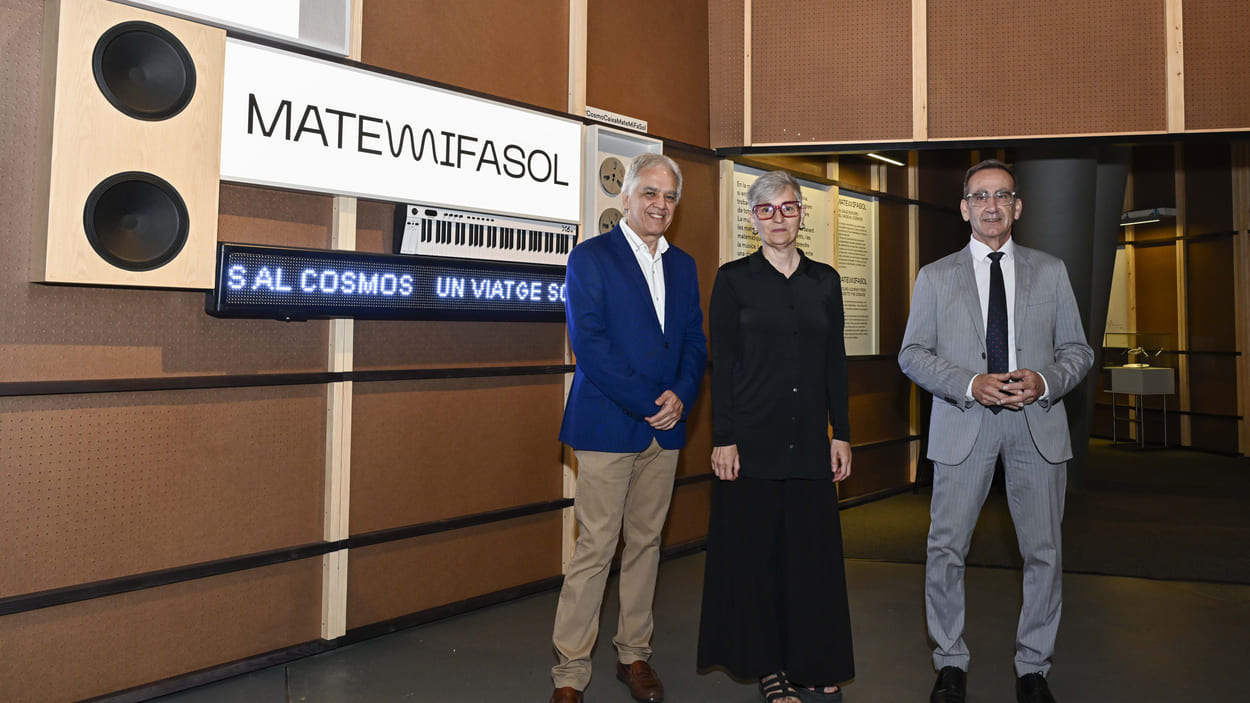 Los asesores de la exposición MateMiFaSol, Carlos Calderón y Magda Polo, con el director de CosmoCaixa, Valentí Farràs. Fundación "la Caixa".