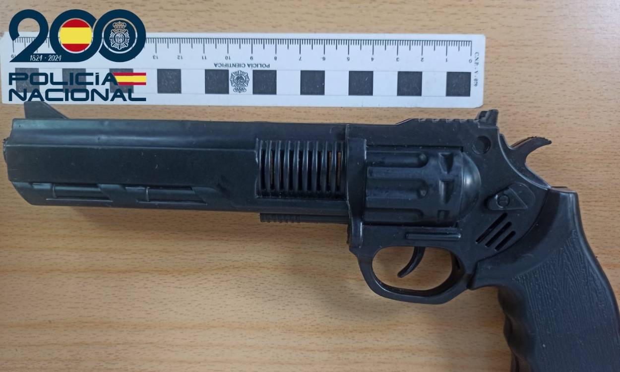 El detenido amenazó al menor con un arma simulada. EP