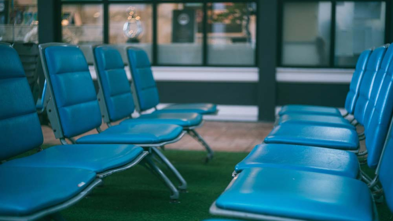Imagen de los asientos de espera de un aeropuerto