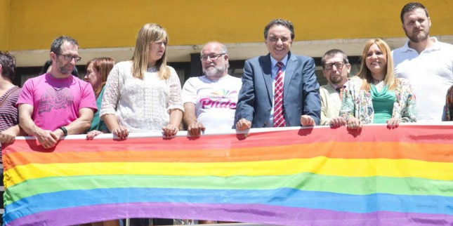 Alcalde de Torremolinos. Pride. Bandera Arco Iris. Foto Ayuntamiento