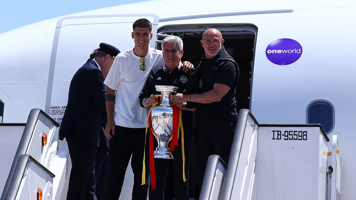 Morata, Rocha y De la Fuente con el trofeo en su llegada a Madrid. EP