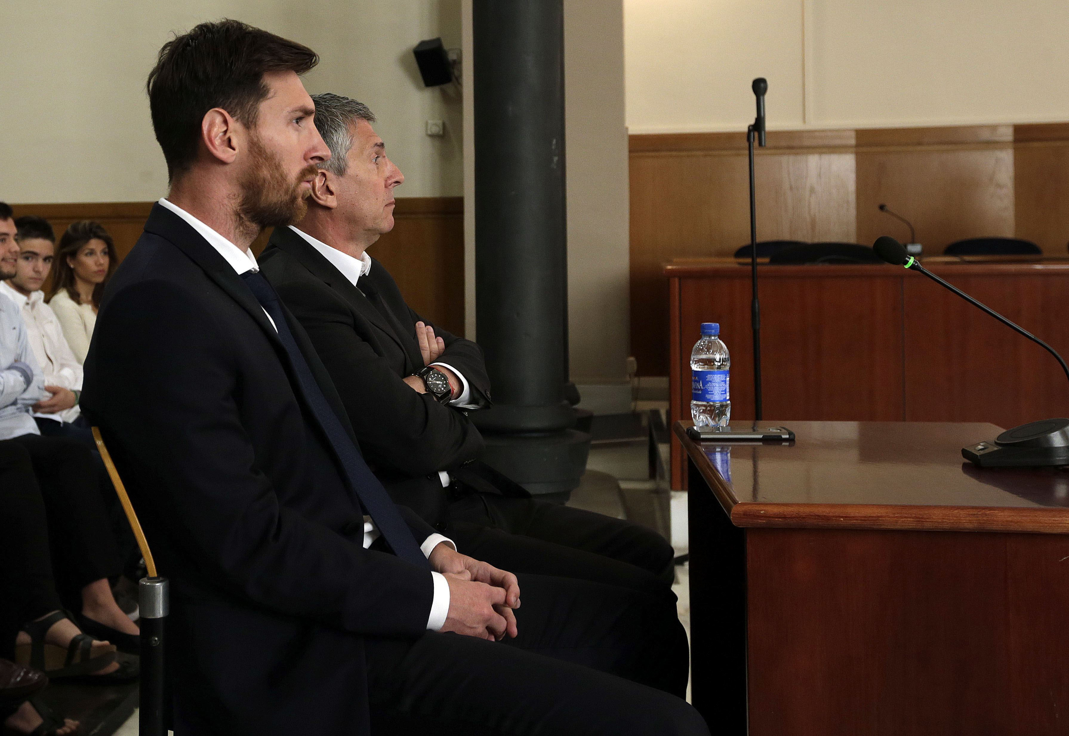 Leo Messi y su padre, en el banquillo.