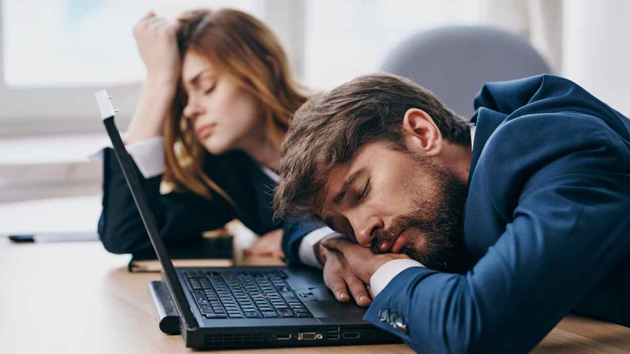 Ventajas e inconvenientes de dormir siesta en el trabajo