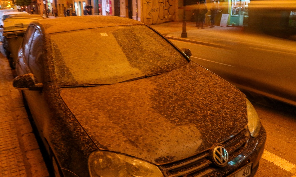 Málaga cubierta de polvo en 2022. EP