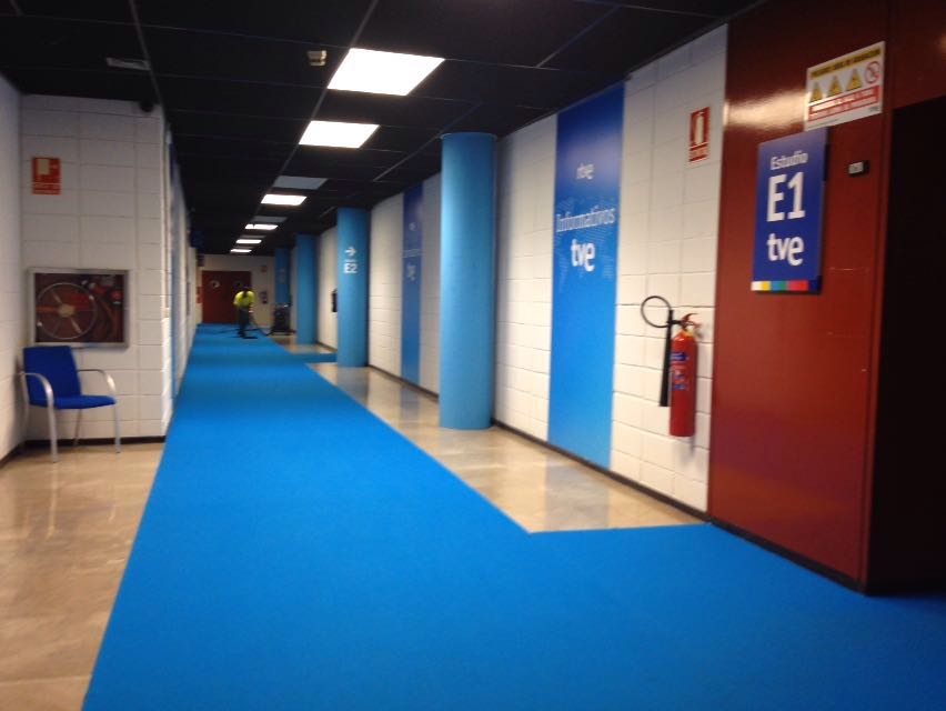 TVE prepara sus instalaciones con una alfombra azul para recibir y entrevistar a Mariano Rajoy