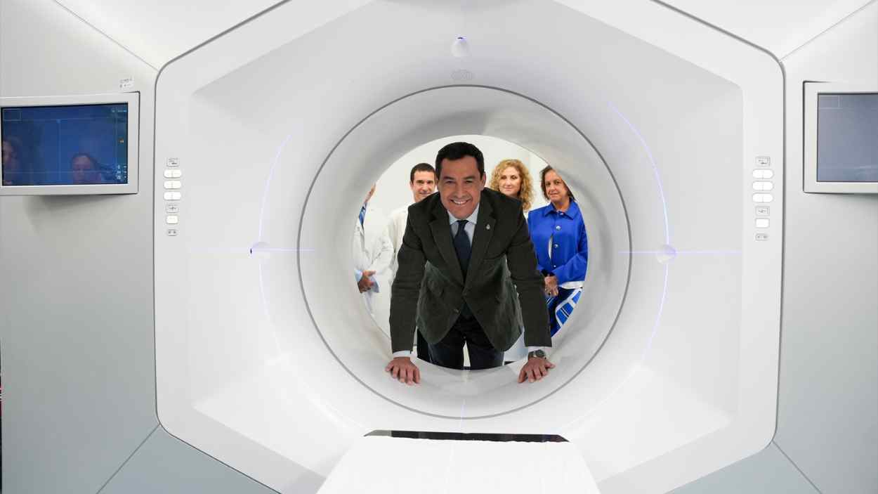 El presidente de la Junta de Andalucía, Juanma Moreno, observa el nuevo acelerador lineal Halcyon, durante su visita a la Unidad de Oncología Radioterápica del Hospital Universitario Virgen del Rocío.