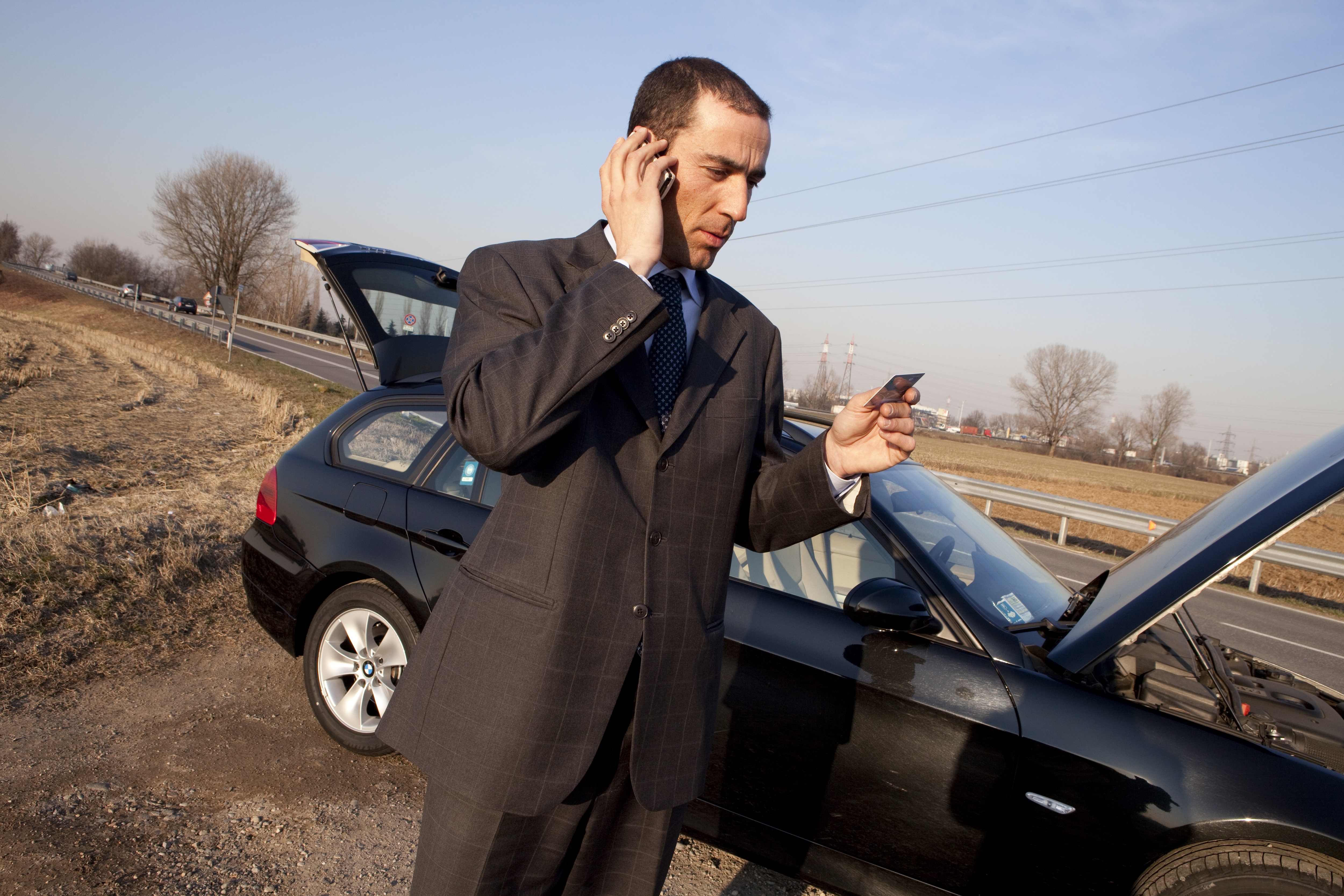 Un hombre solicitando asistencia en carretera