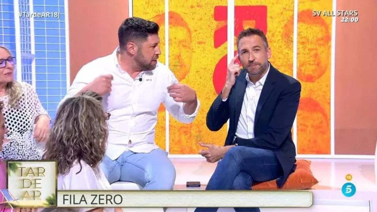 El sobrino de Ana Rosa lanza un dardo envenenado a Jorge Javier en defensa de su tía Por detrás de la tita. Mediaset