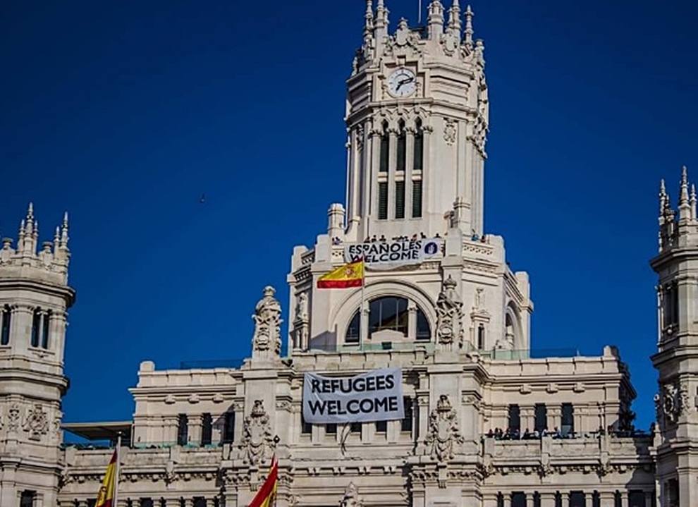 Imagen tomada de Twitter del momento en que se colgó la pancarta en el Ayuntamiento de Madrid. 