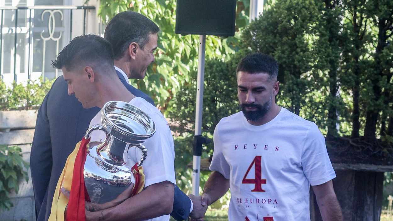 Dani Carvajal con Pedro Sánchez en la Moncloa. EP
