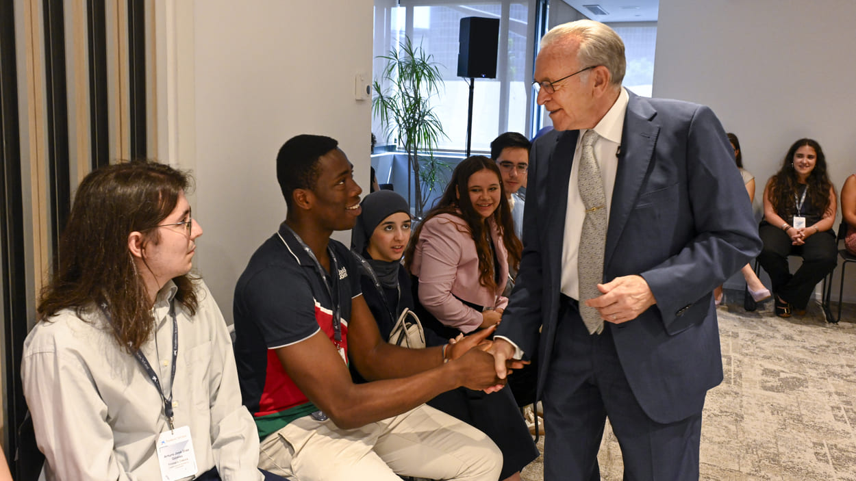 El presidente de la Fundación ”la Caixa”, Isidro Fainé, se ha reunido con los becarios de grado de la convocatoria de 2022. © Fundación "la Caixa"