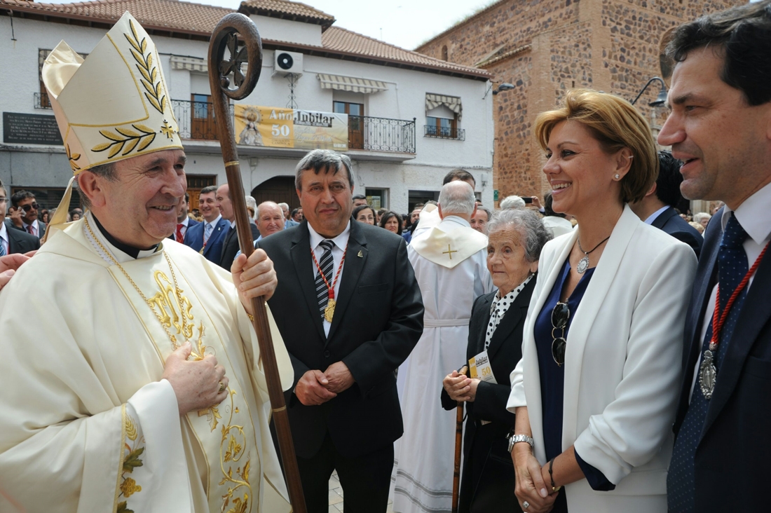 El obispo de Ciudad Real, con María Dolores de Cospedal.