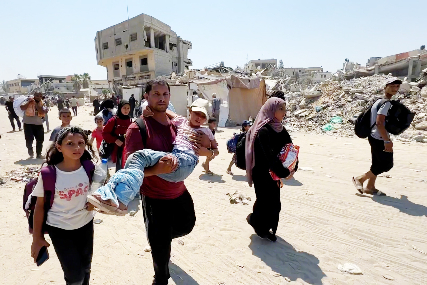 Ciudadanos palestinos huyen del sur de Gaza tras la orden de Israel de desalojar la zona.
