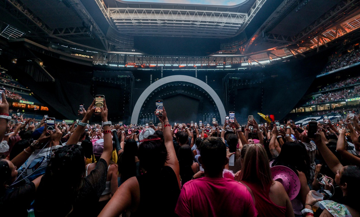 El ambiente en el Santiago Bernabéu antes de un concierto de Karol G