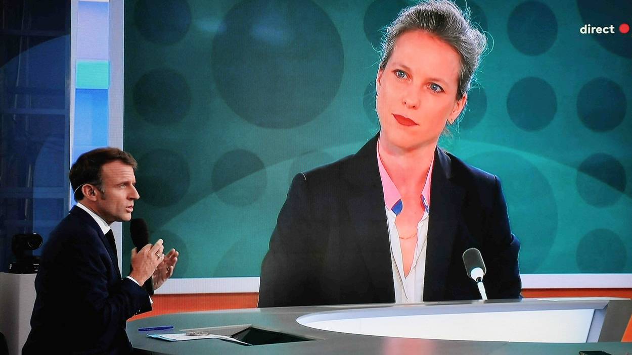 Lucie Castets, candidata a primera ministra de la izquierda francesa, y Emmanuel Macron. EP