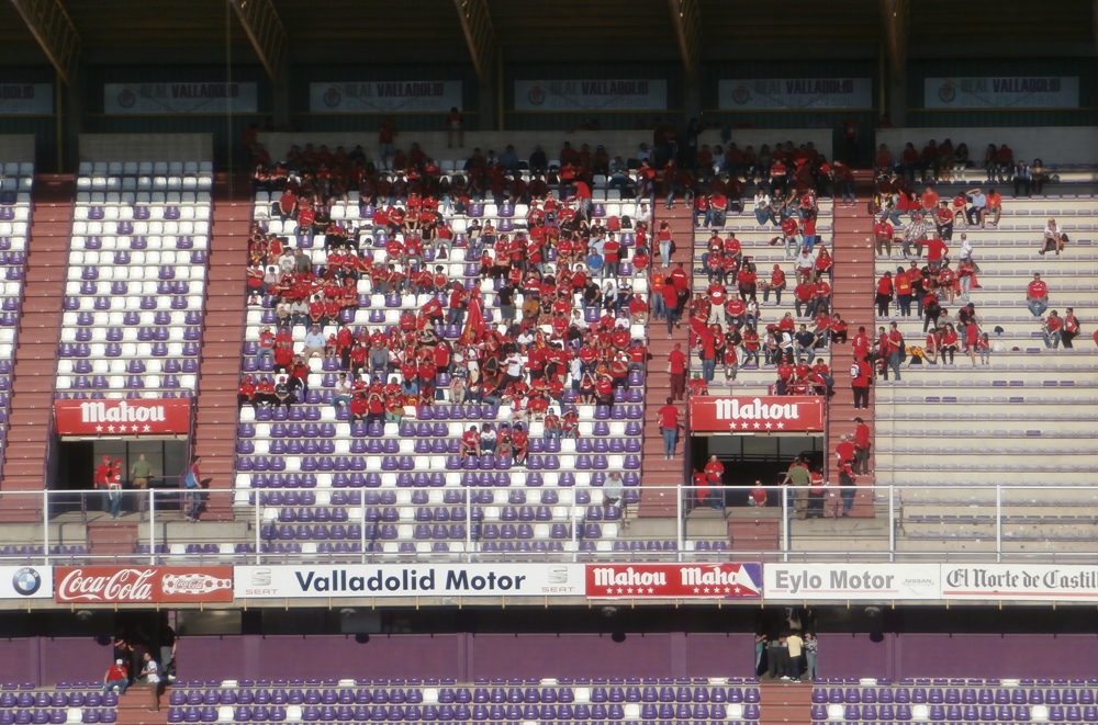 Decenas de aficionados mallorquines estuvieron ayer en la grada del José Zorrilla.