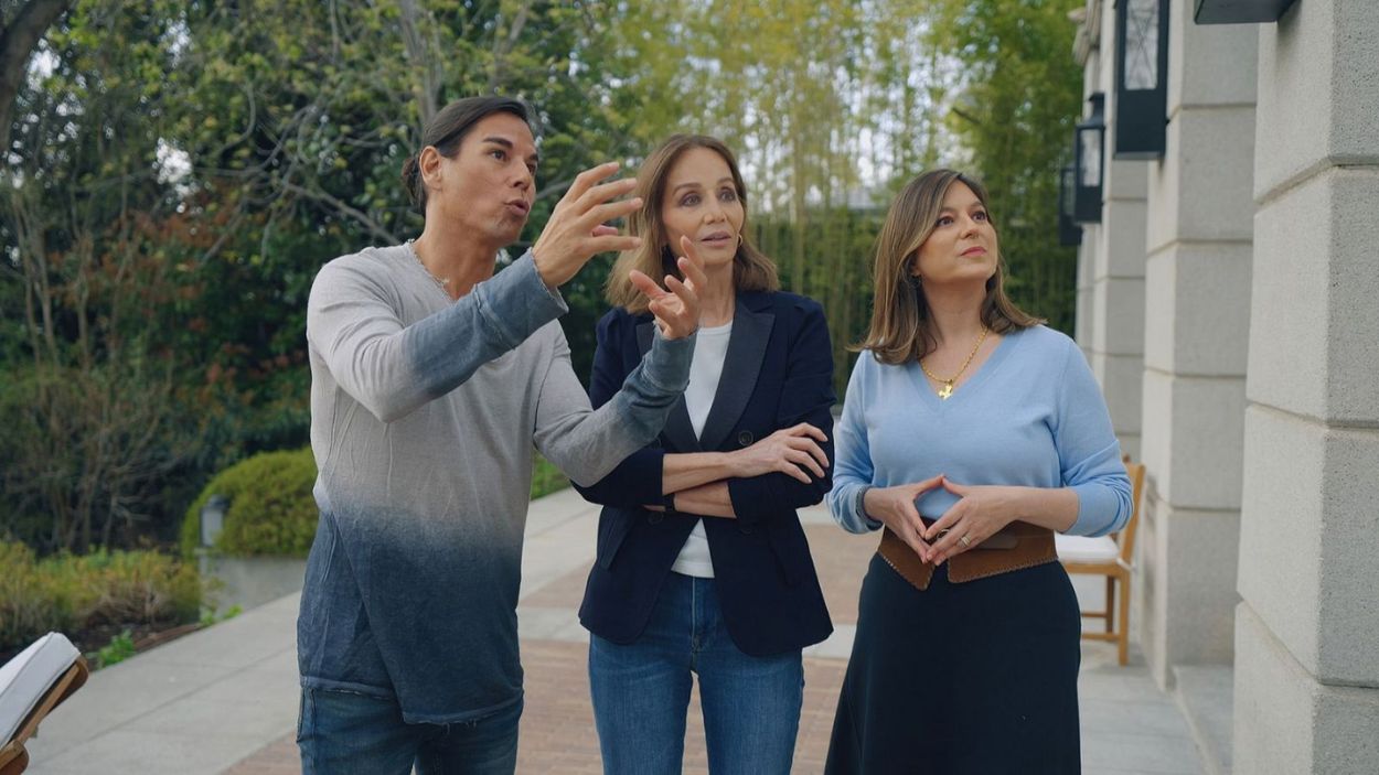 Julio Iglesias Jr., Isabel Preysler y Chábeli Iglesias en 'Los Iglesias. Hermanos a la obra'. RTVE