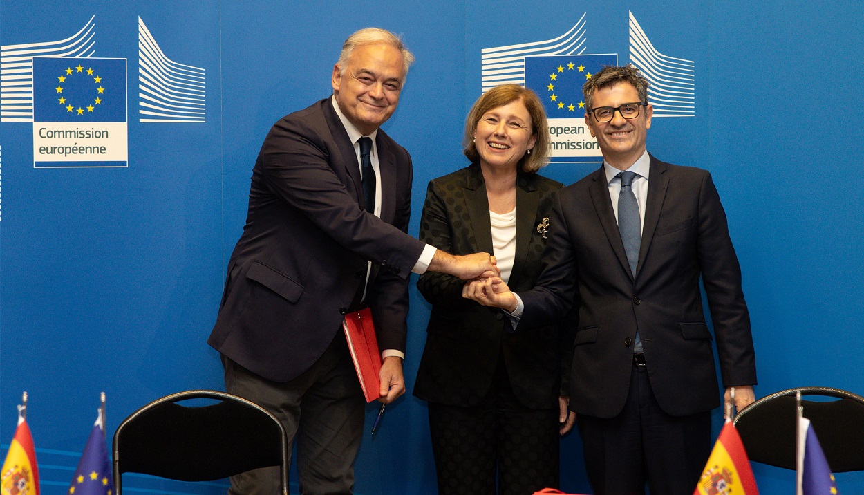 El vicesecretario de Institucional del PP, Esteban González Pons; la vicepresidenta de la Comisión Europea, Vera Jourová, y el ministro de Presidencia, Justicia y Relaciones con las Cortes, Félix Bolaños. EP