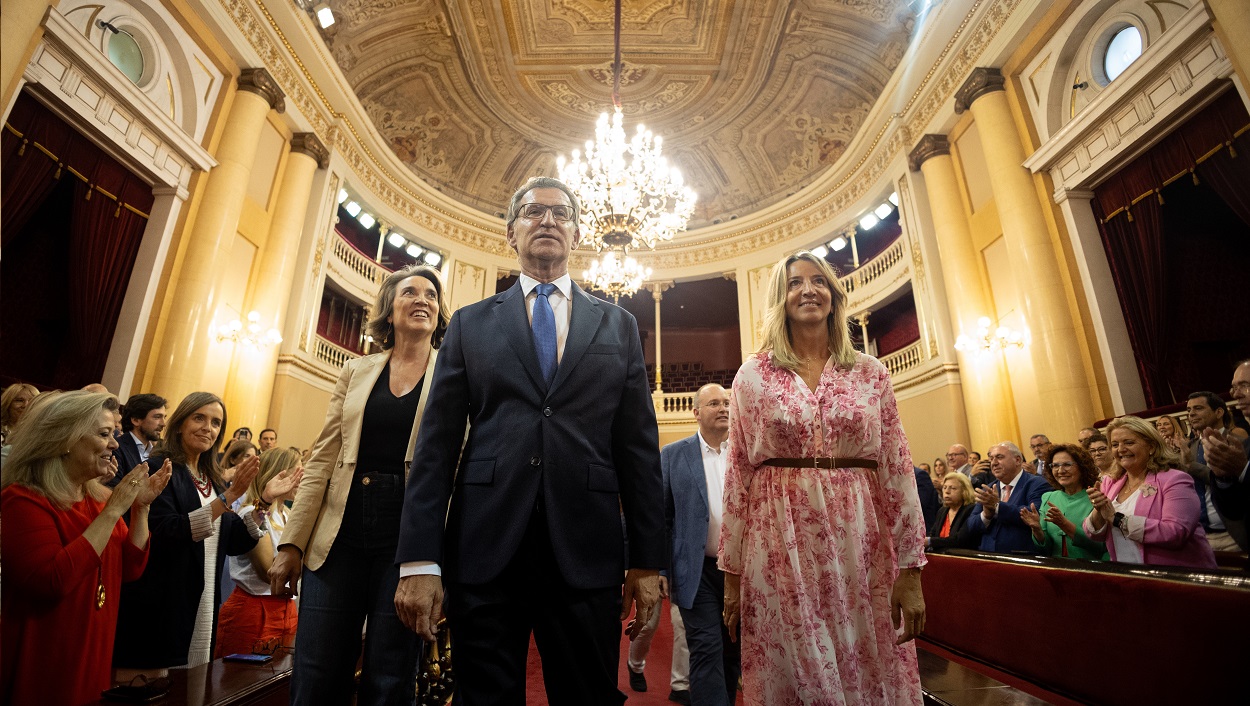 La secretaria general del PP, Cuca Gamarra, el presidente del PP, Alberto Núñez Feijóo, y la portavoz del PP en el Senado, Alicia García. EP