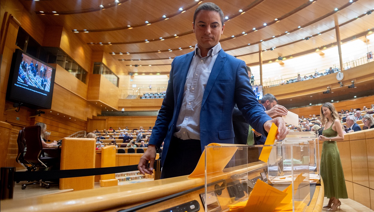 El Senado vota a los vocales del CGPJ. En imagen, ejerciendo el voto, Juan Lobato. EP
