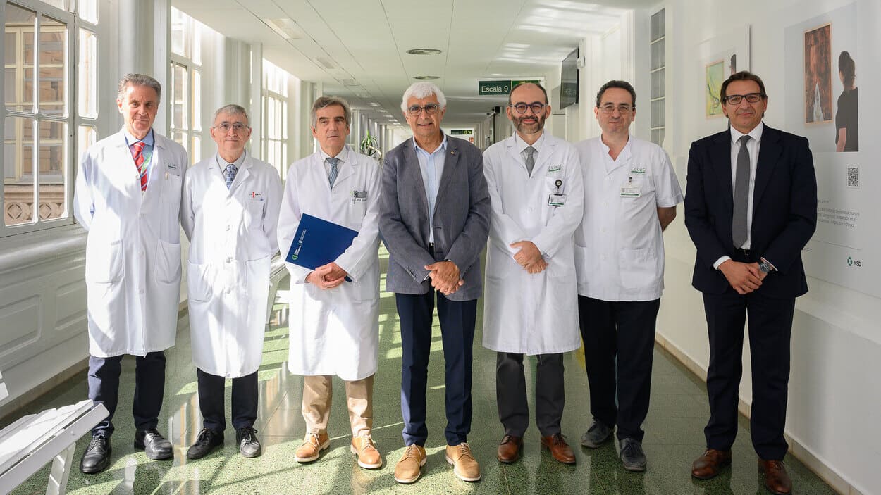 Dr. Urbano, Dr. Campo, Dr. Campistol, Dr. Manel Balcells, Dr. Fernández de Larrea, Dr. Juan y Sr. Ignasi López. © Hospital Clínic