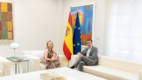 El líder del Ejecutivo y la mandataria del prestamistas posan ante la prensa.