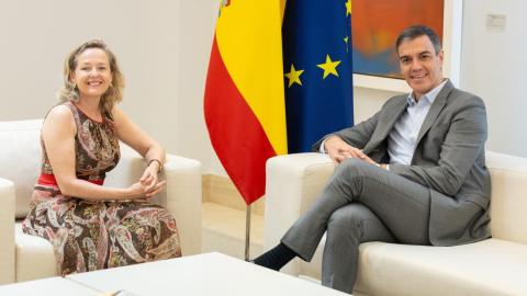 Pedro Sánchez y Nadia Calviño posan sonrientes. 