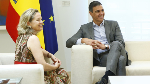 El presidente del Gobierno y la presidenta del BEI disfrutan de momentos informales antes de abordar los asuntos oficiales. 