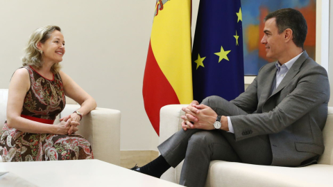 Pedro Sánchez y Nadia Calviño se muestran sonrientes durante su reunión formal. 