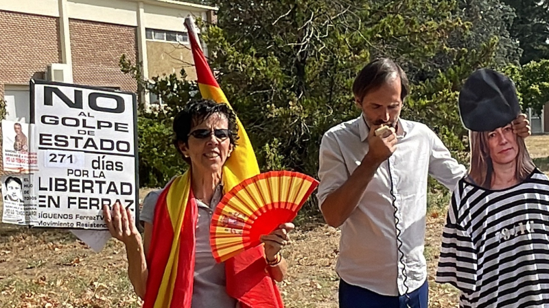 Dos de los manifestantes convocados por Hazte Oír frente al Palacio de la Moncloa. EP