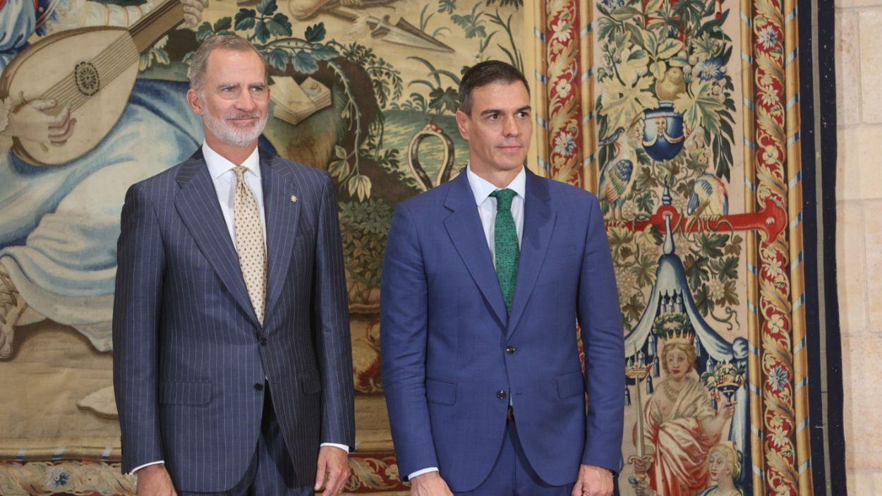 El rey Felipe VI y el presidente del Gobierno, Pedro Sánchez, en el Palacio de La Almudaina en Palma de Mallorca. EP.