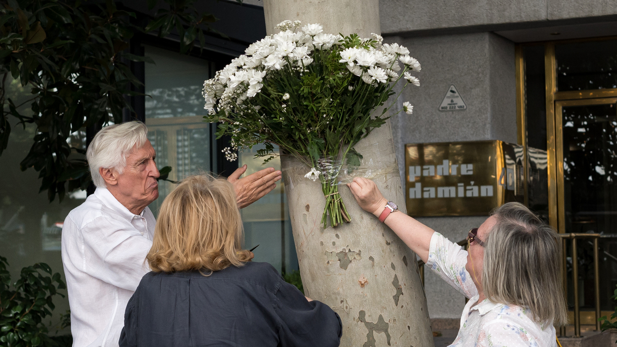 Ofrenda floral durante la concentración silenciosa en recuerdo del asesinado. EP