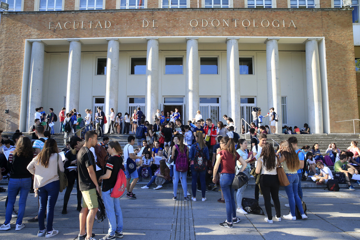 Alumnos a las puertas de la Universidad Complutense donde realizaron la última Selectividad el pasado junio