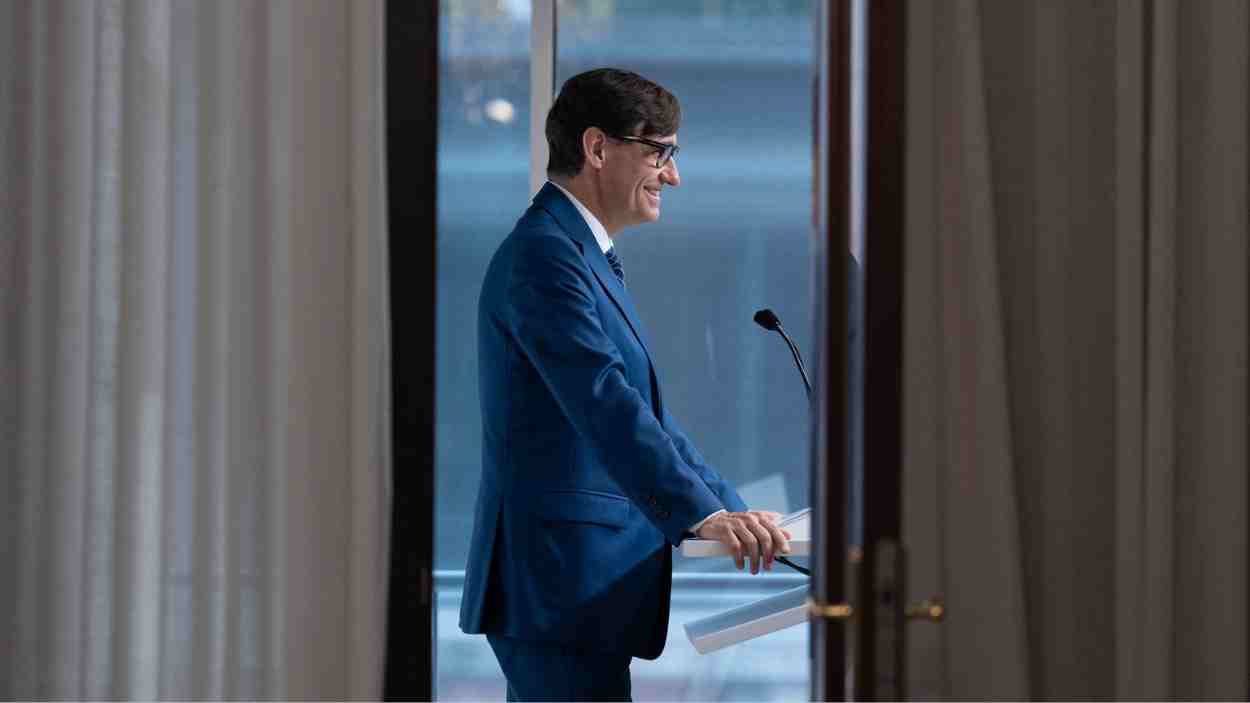 El primer secretario del PSC, Salvador Illa, ofrece una rueda de prensa tras su reunión con el presidente del Parlament, Josep Rull