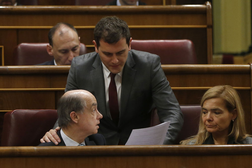 Albert Rivera conversa con el diputado Fernando Maura y la diputada Elena Faba