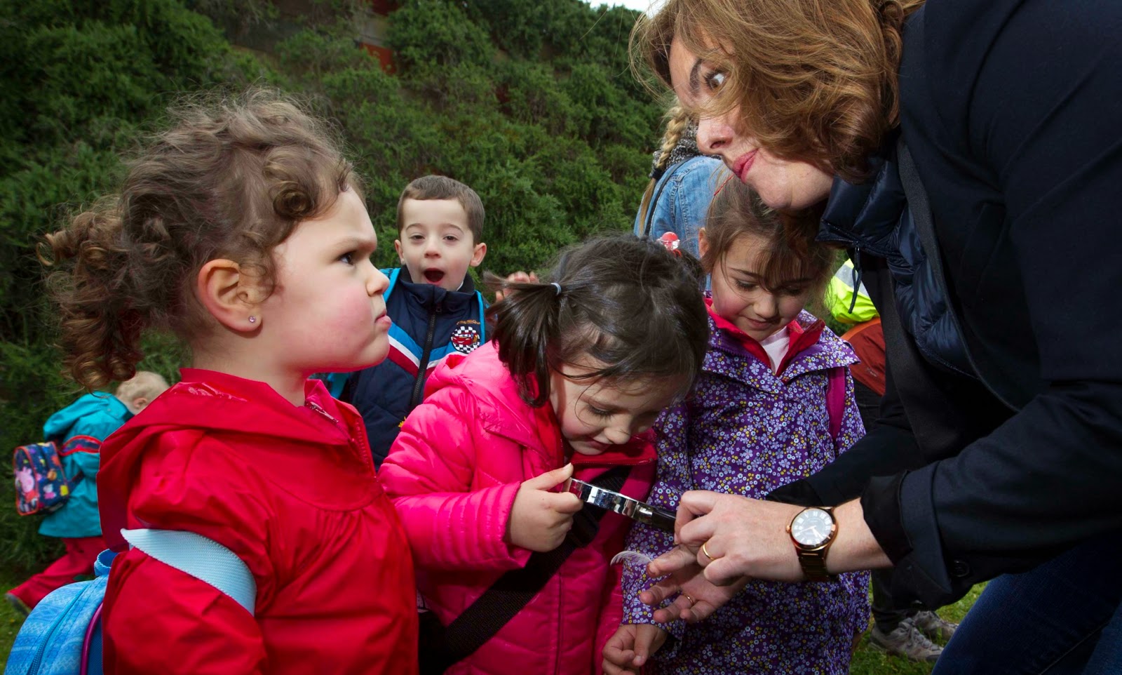 Esta foto, que tuvo una gran polémica, fue tomada por David S. Bustamante en un colegio mientras Soraya Sáenz de Santamaría realizaba una visita. La cara es porque la Vicepresidenta le 'birló' la lupa.  Muy metafórico.