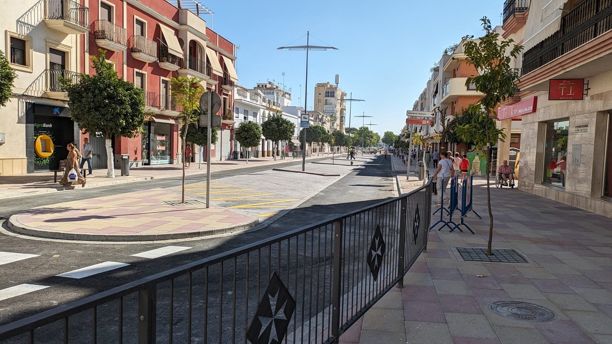 Avenida de la Cruz en Lora del Río (Sevilla). EP