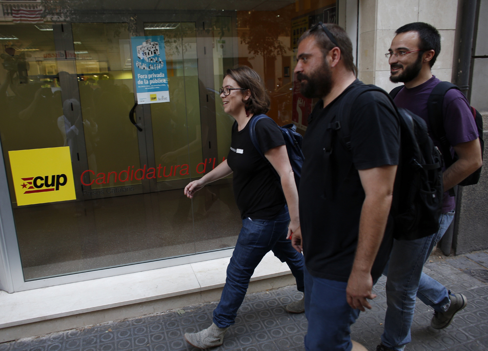 Los miembros de la CUP, Eulalia Reguant (i), Jordi Salvia (c) y Albert Botran (d), a su llegada a la reunión del Consejo Político y el Grupo de Acción Parlamentaria del partido. 