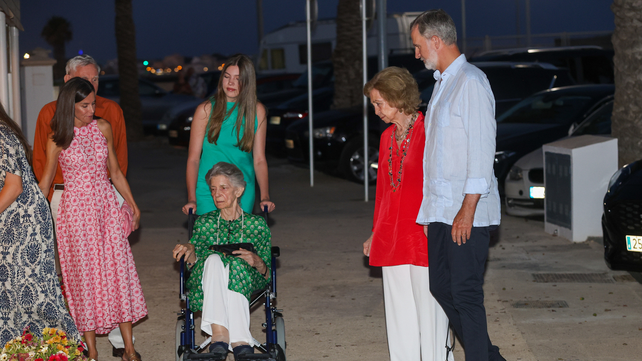 La Familia Real entra al restaurante Mía. EP