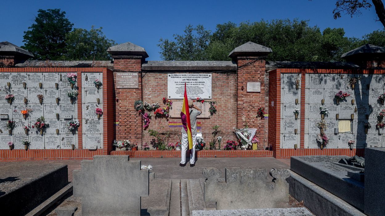 Lápida de las Trece Rosas en el Cementerio Este de Madrid. EP.