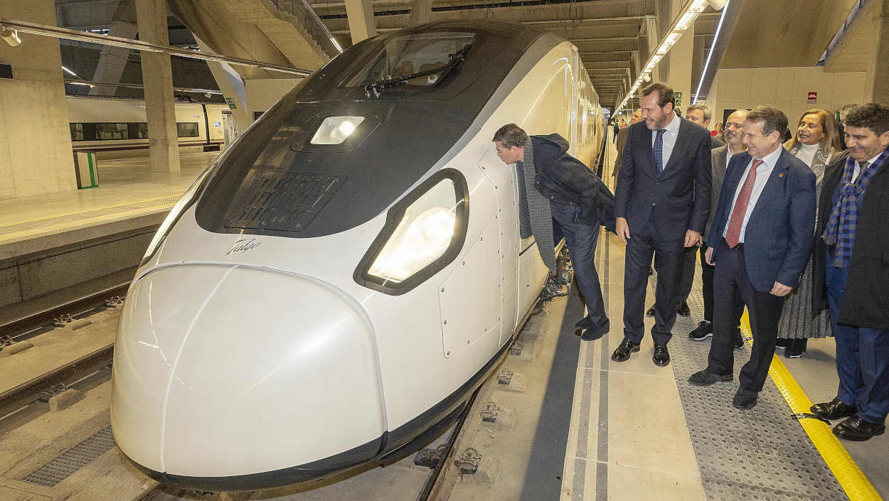 El ministro de Transportes, Óscar Puente, junto con otras autoridades en el viaje inaugural de los primeros trenes de la serie 106 de Talgo entregados a Renfe