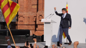 El expresidente de la Generalitat de Cataluña, Carles Puigdemont interviene en un acto de bienvenida en el paseo Lluís Companys. EP