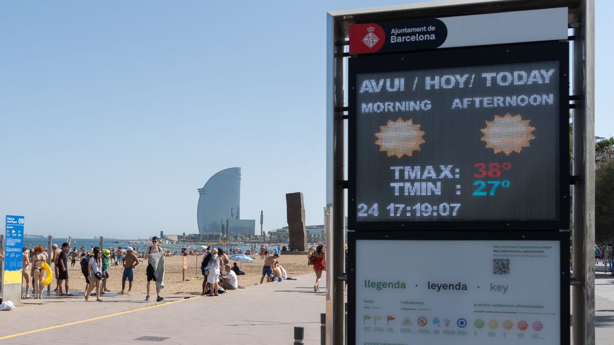 Aviso de calor en una marquesina en Barcelona. EP.