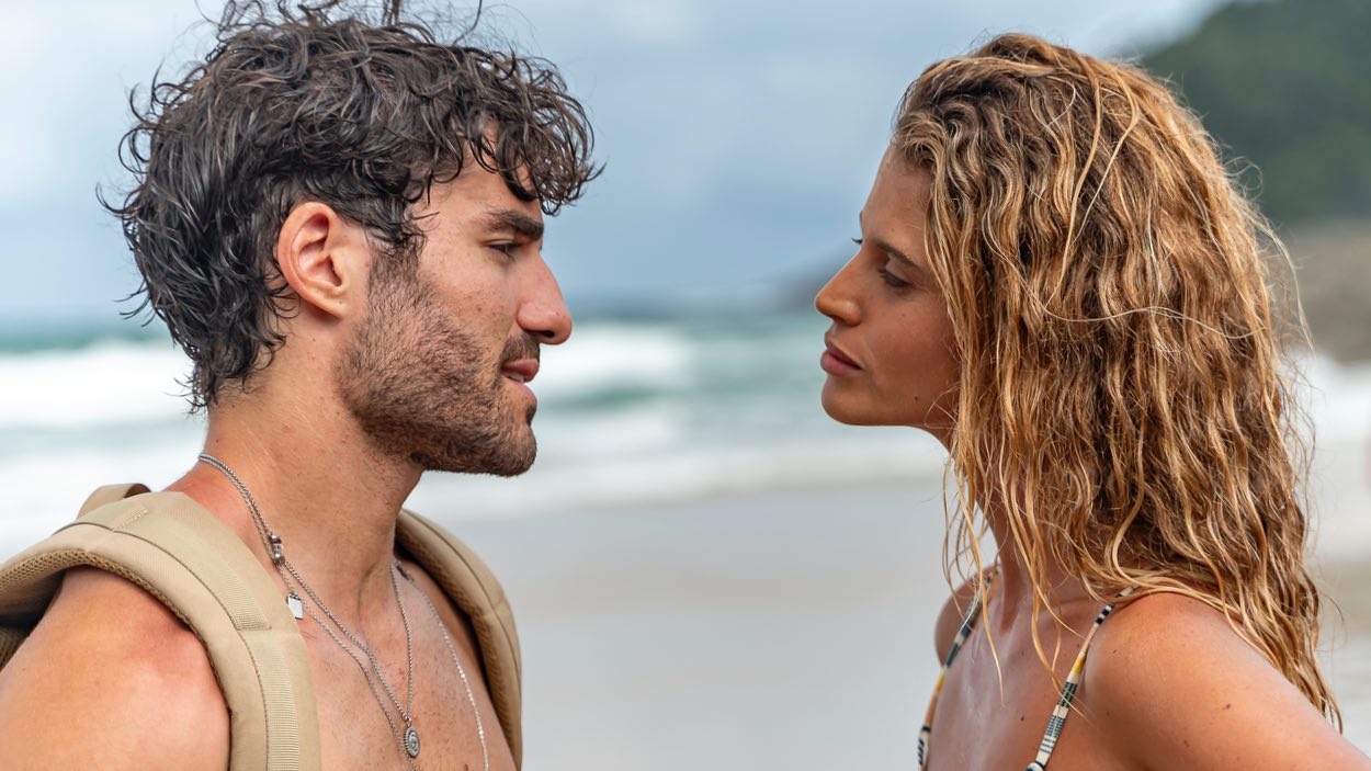 José Condessa y Matilde Reymão, como Tiago y Cacao en la serie 'Cacao'. Mediaset España