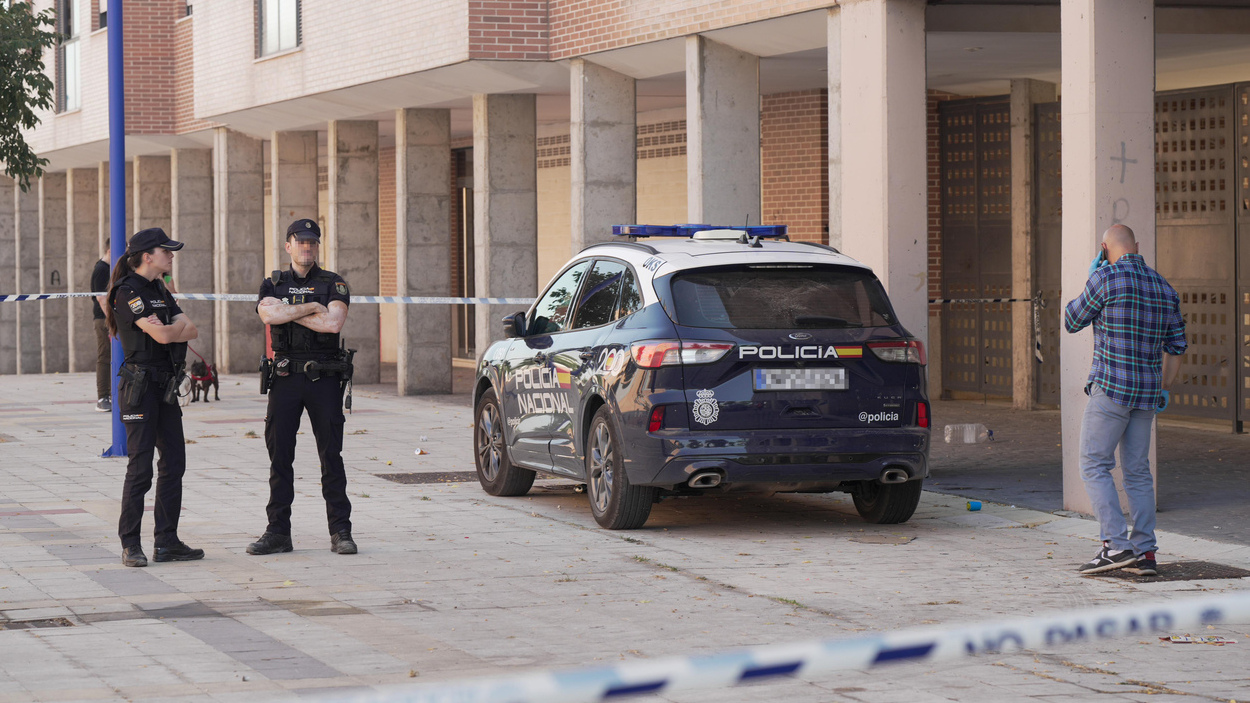 Policía Nacional en el edificio donde apareció la mujer con signos de violencia en Valladolid. EP