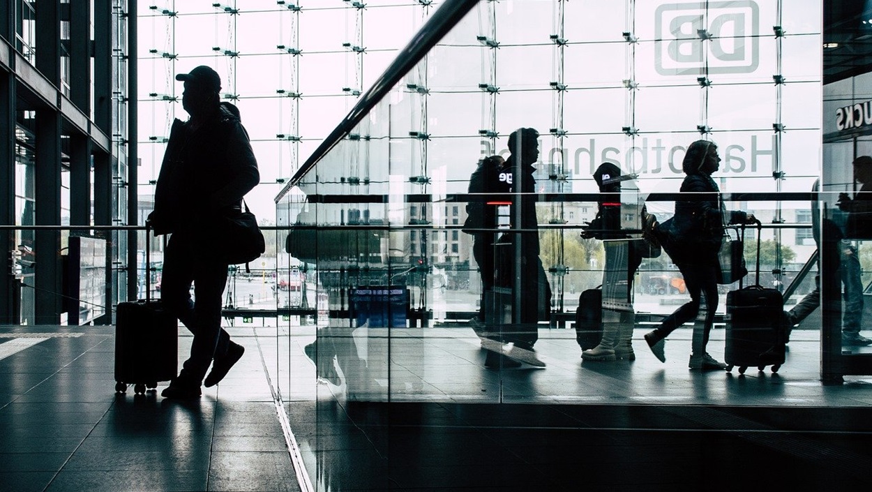 Imagen de recurso de varias personas en una estación. Pixabay.