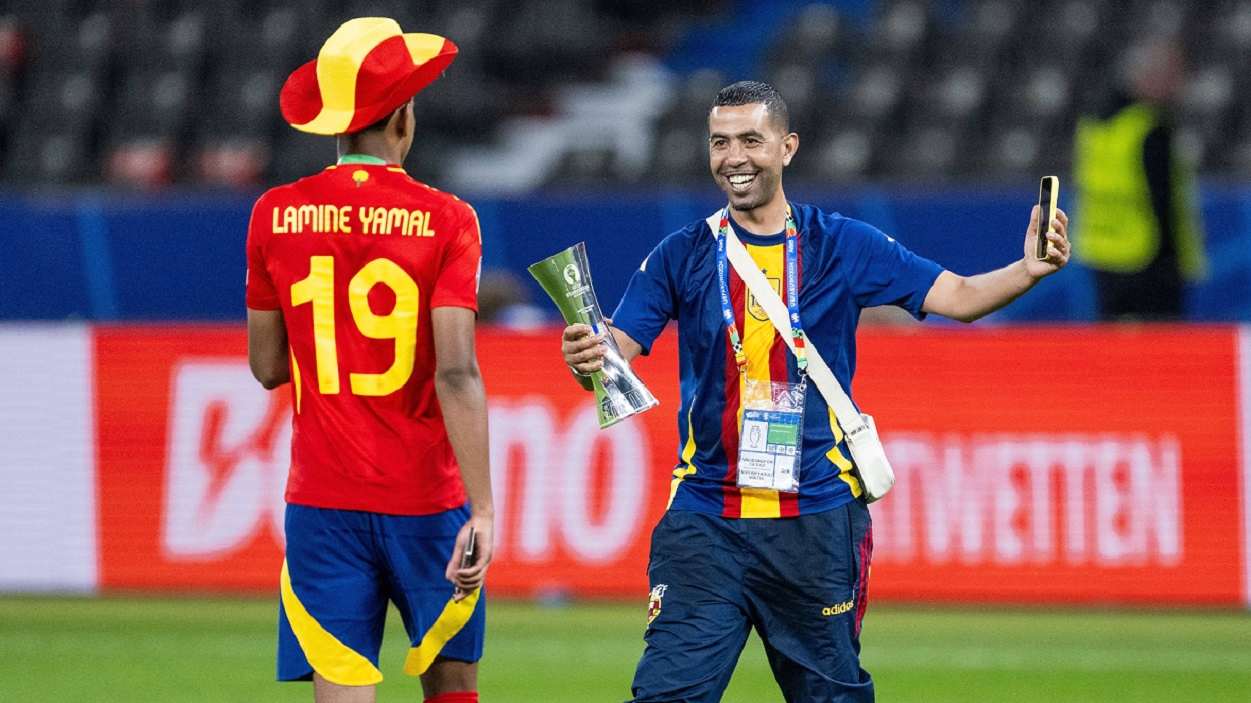 Lamine Yamal y su padre, Mounir Nasraoui, en la final de la Eurocopa. EP