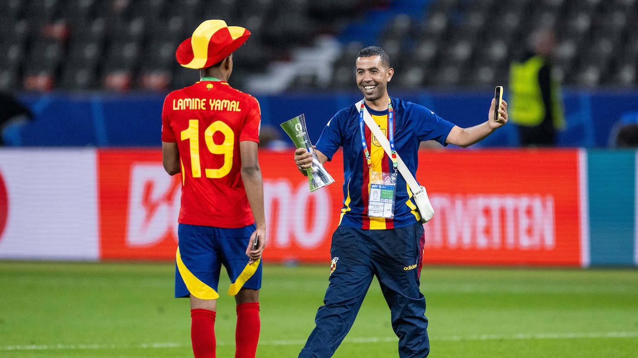 Lamine Yamal y su padre tras ganar España la Eurocopa. EP