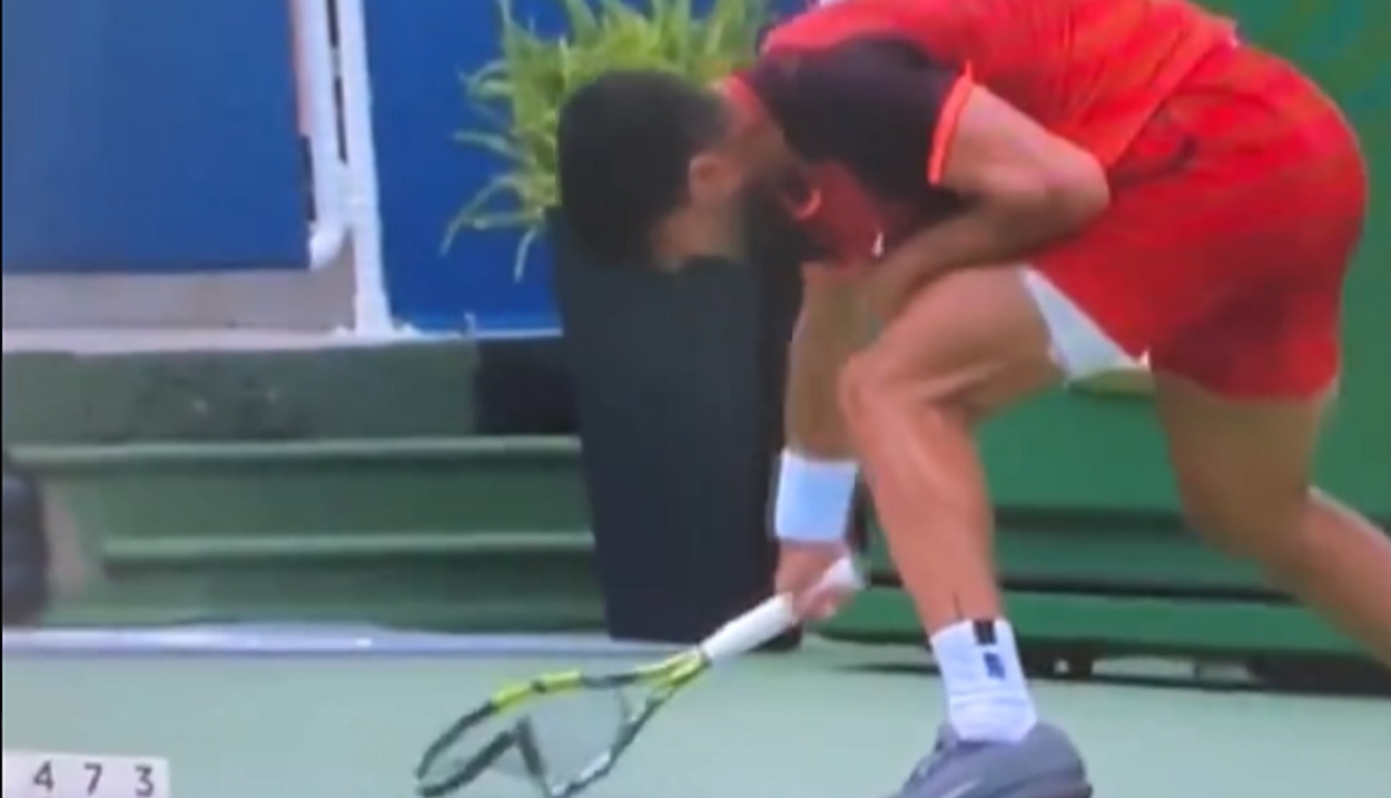 Carlos Alcaraz rompiendo una raqueta en su partido ante Monfils. X
